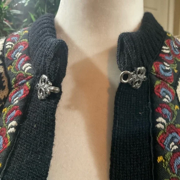 “Scandinavian” Style Embroidered Hook And Eye Closure Long Sleeved Sweater. - Picture 8 of 14